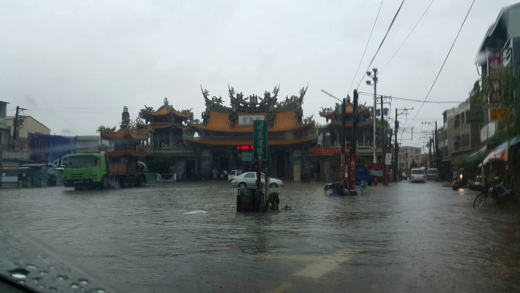 台南市朝皇宮前積淹水